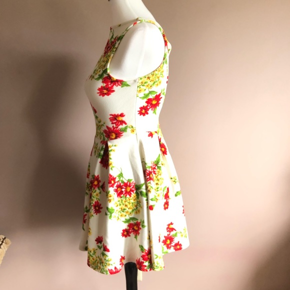 Tobi Ivory Floral Dress. - Picture 4 of 5